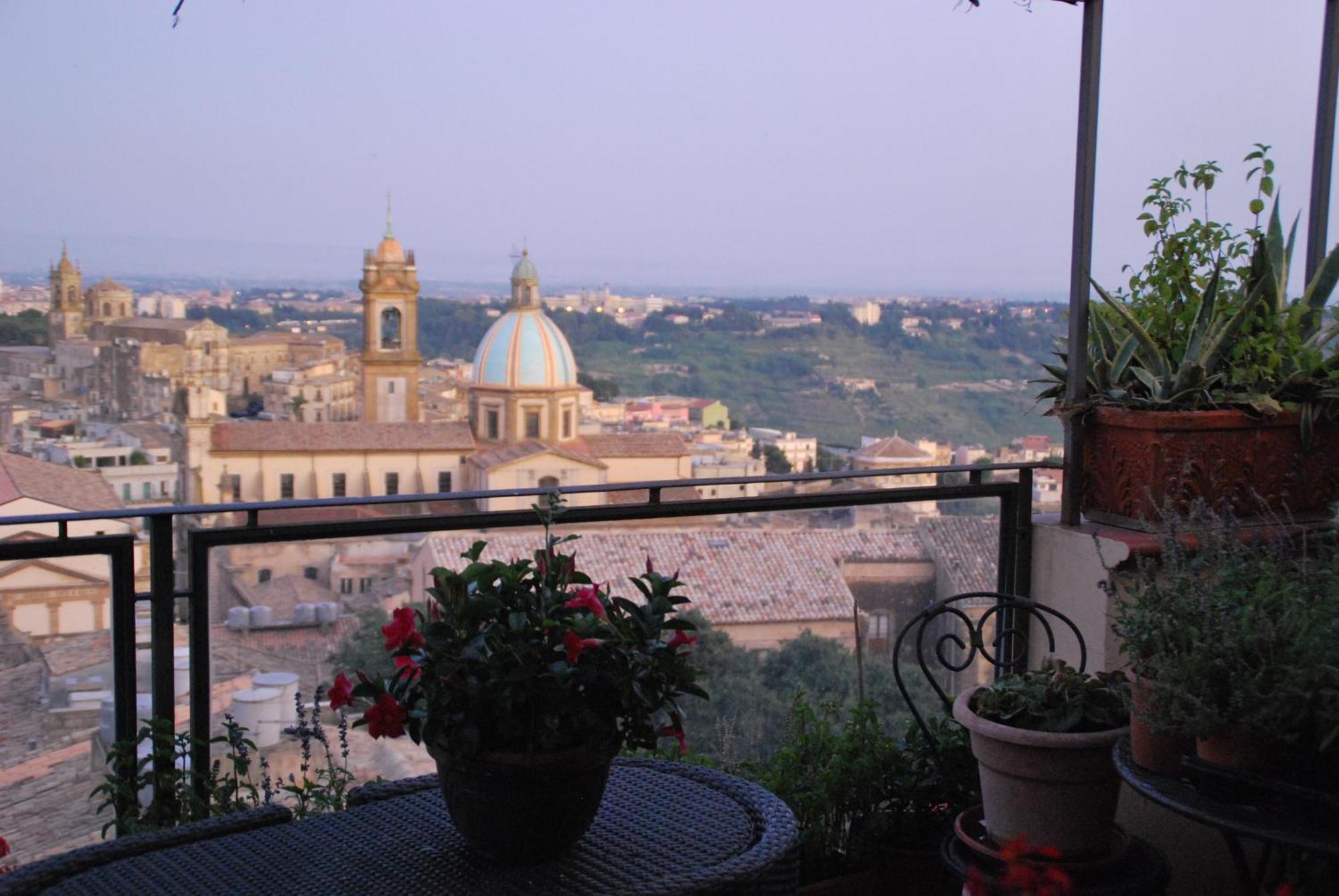 Casa Tipica Siciliana Patronale Home Bedandbreakfast Tremetrisoprailcielo Camere Con Vista, Colazione Interna In Terrazzo Panoramico Caltagirone Luaran gambar