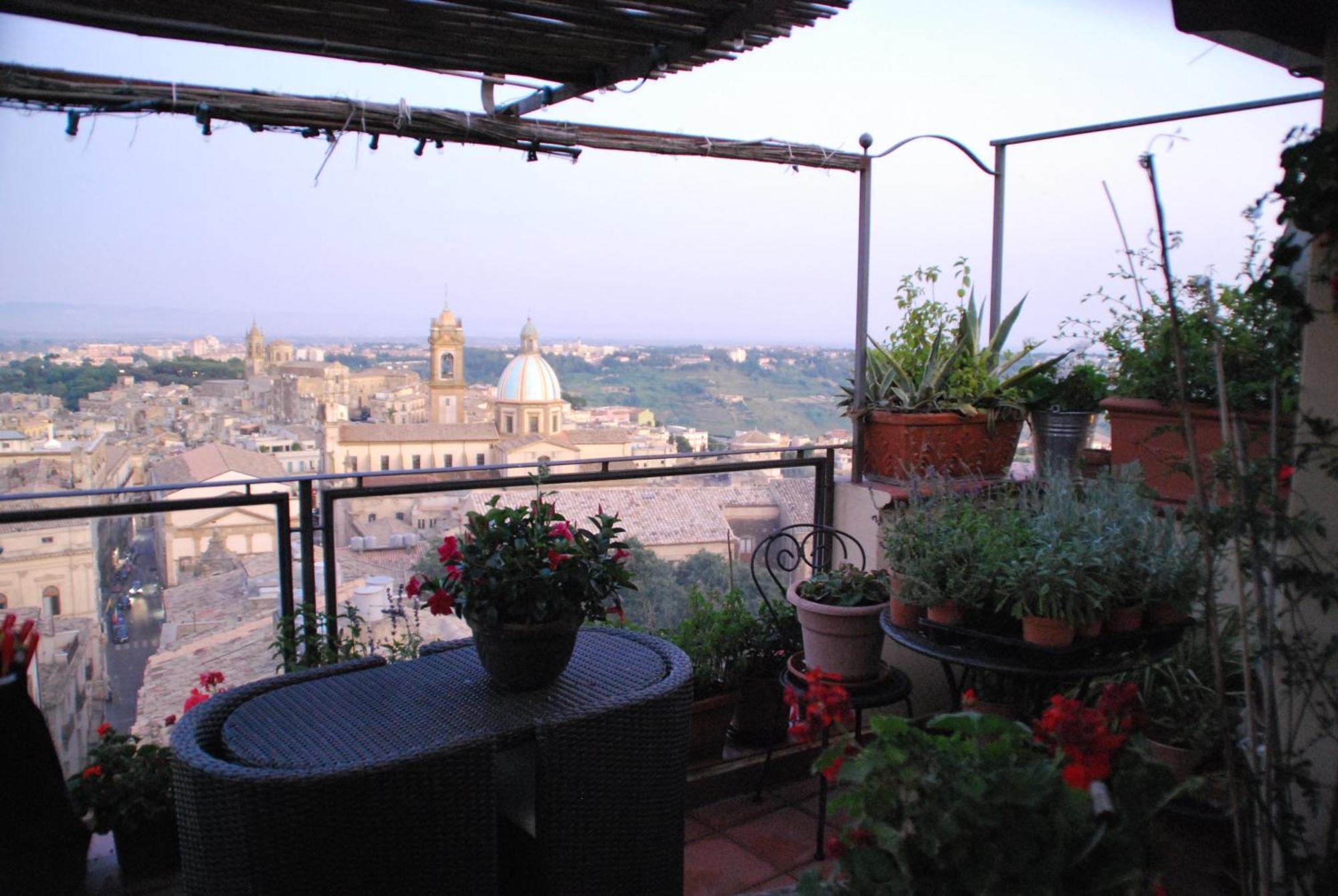 Casa Tipica Siciliana Patronale Home Bedandbreakfast Tremetrisoprailcielo Camere Con Vista, Colazione Interna In Terrazzo Panoramico Caltagirone Luaran gambar