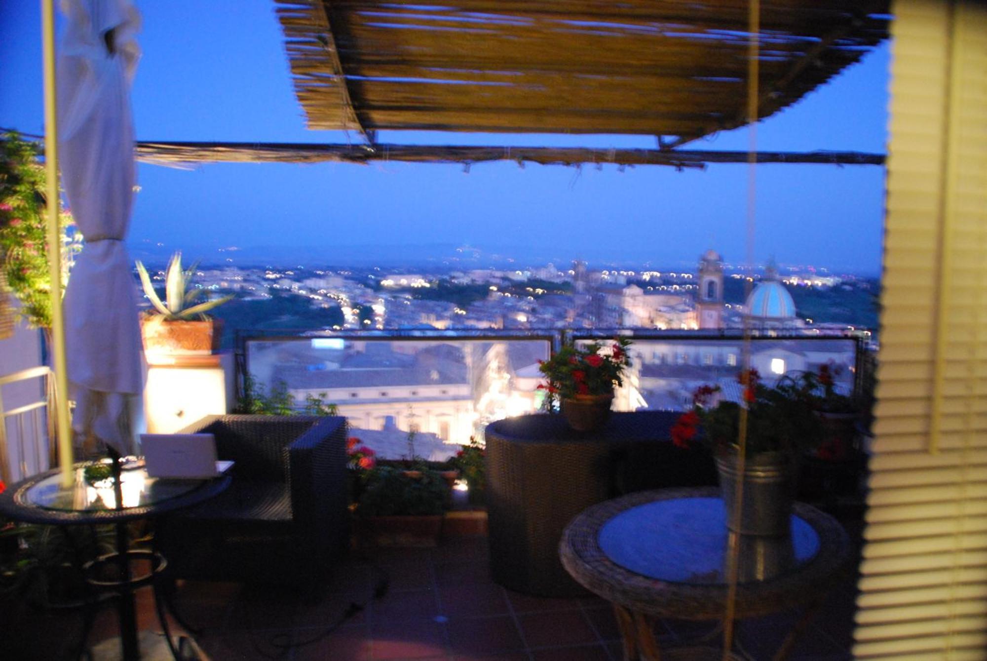 Casa Tipica Siciliana Patronale Home Bedandbreakfast Tremetrisoprailcielo Camere Con Vista, Colazione Interna In Terrazzo Panoramico Caltagirone Luaran gambar