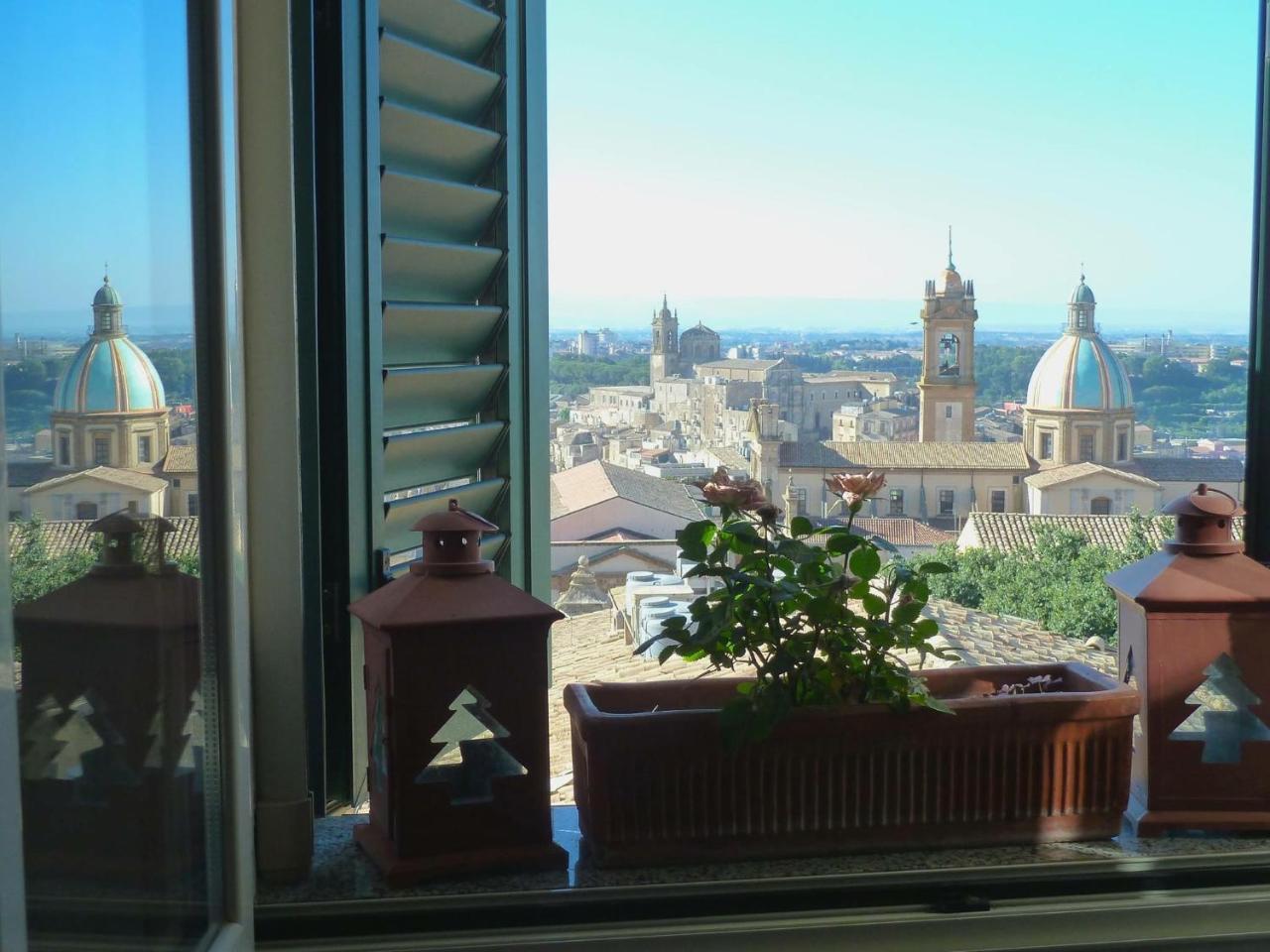 Casa Tipica Siciliana Patronale Home Bedandbreakfast Tremetrisoprailcielo Camere Con Vista, Colazione Interna In Terrazzo Panoramico Caltagirone Luaran gambar